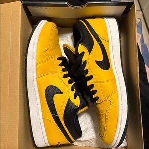Jordan Men's Yellow and Black Sneakers